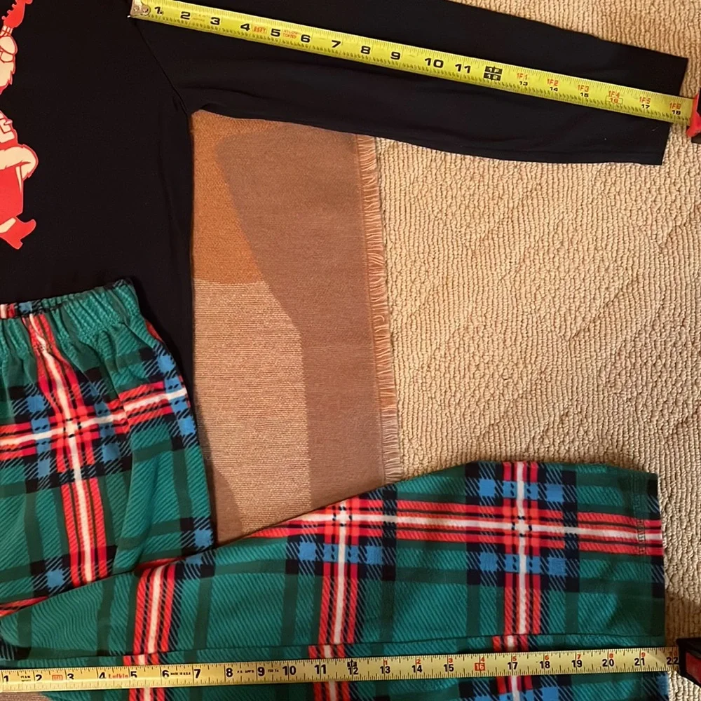 Like new! Oshkosh B’Gosh Christmas Rockin’ Santa /Plaid Boys Pajamas, (M)